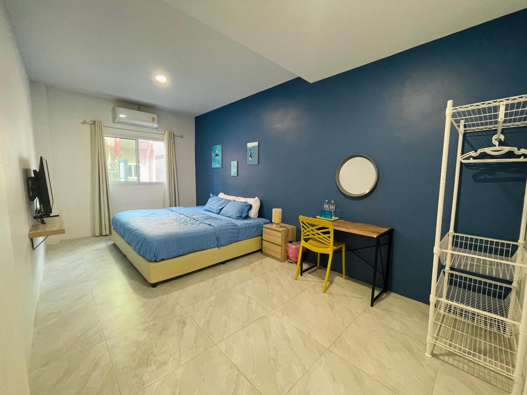 Blue Whale & Cafe Hostel *