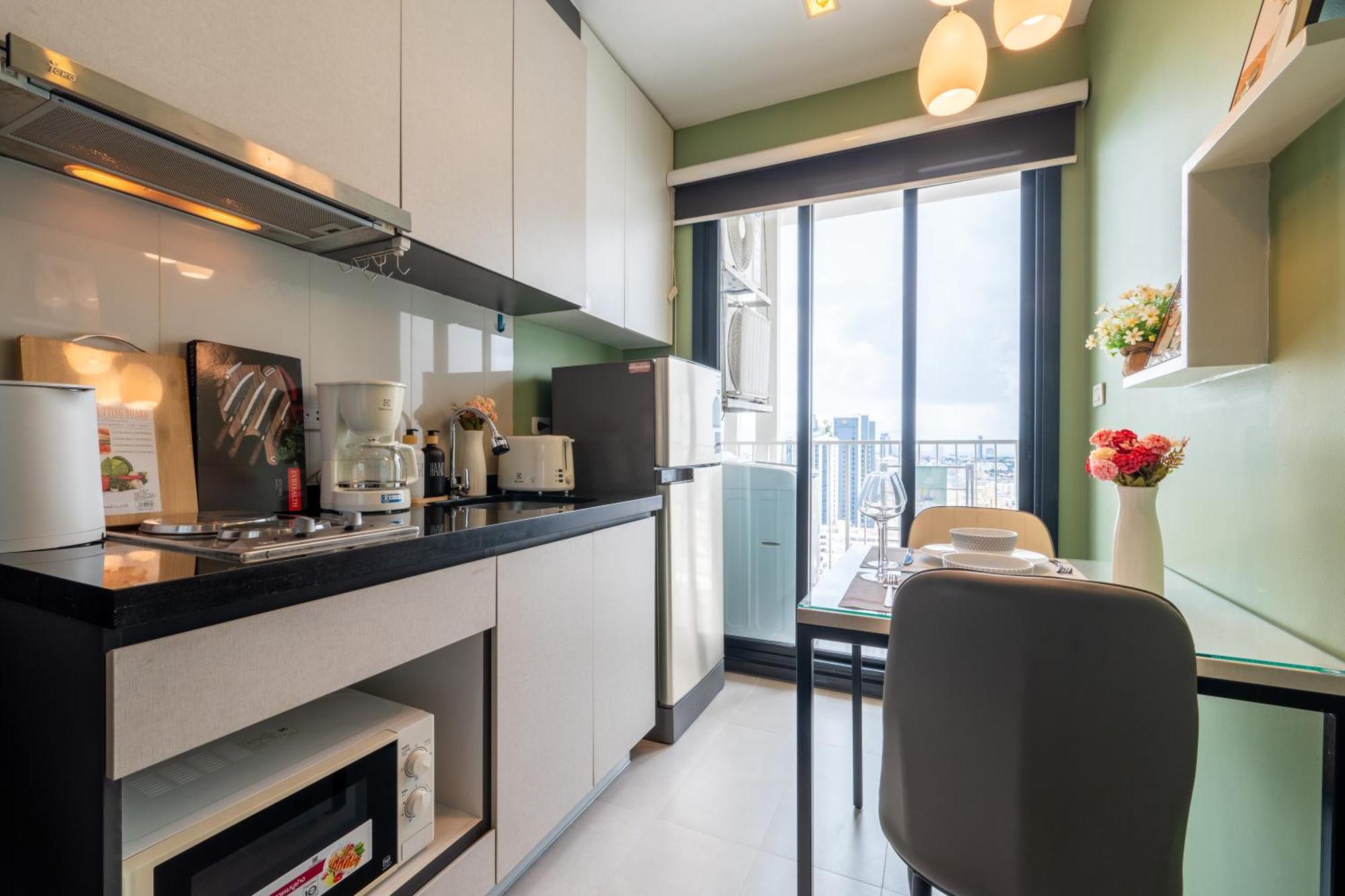 Apartment Kaws Theme Modern 1br - High Floor Seaview Pattaya