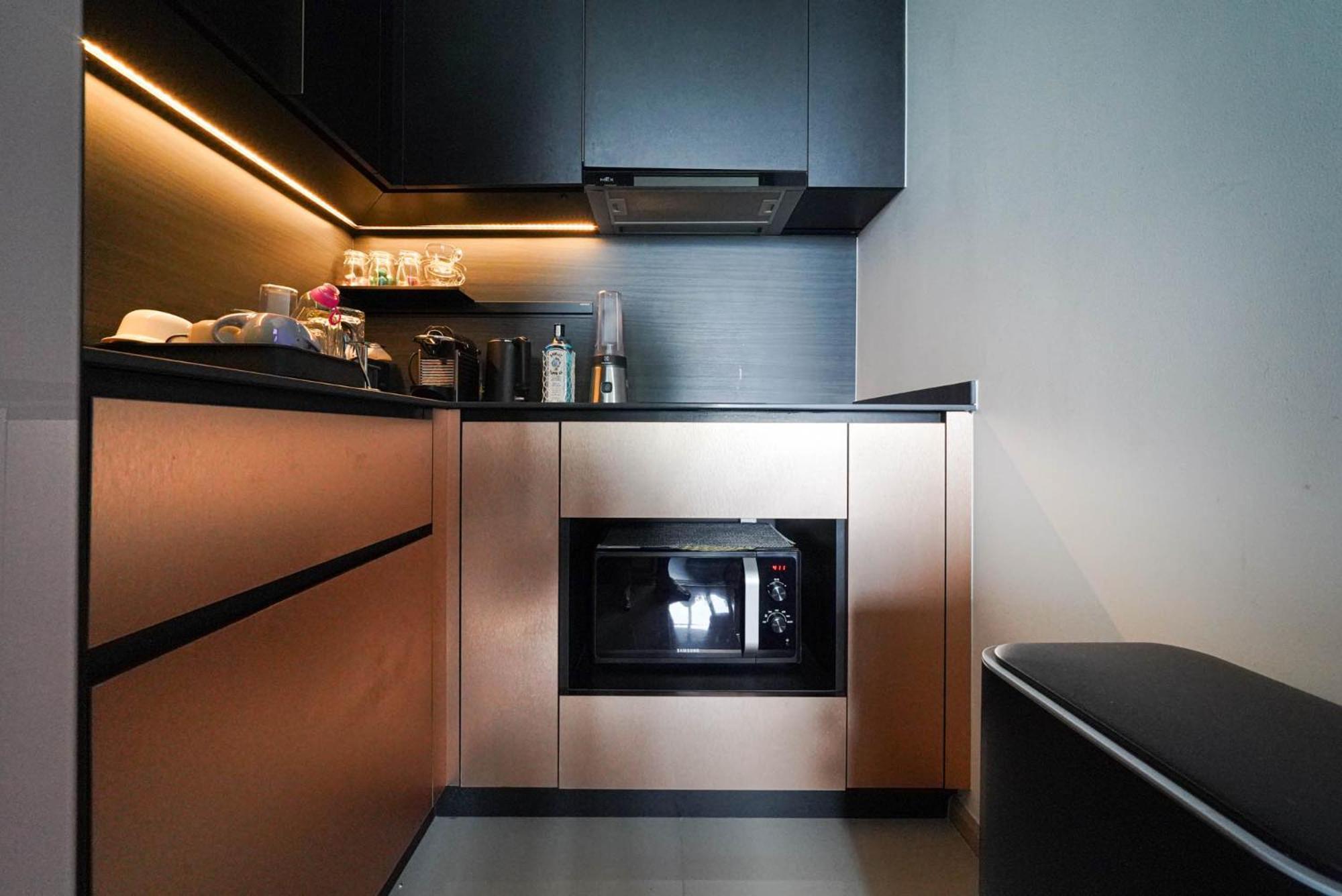 Edge 2bdrm Balcony Ocean View Apartment *