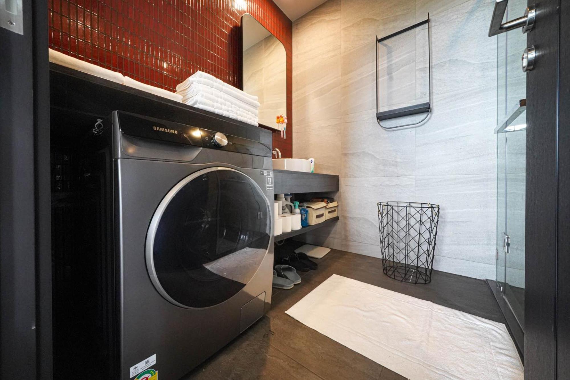 Edge 2bdrm Balcony Ocean View Apartment *