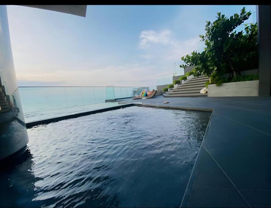In Downtown And Rooftop Pool In Apartment *