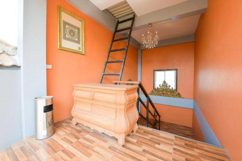 Oyo 549 Maesri Hotel 2*
