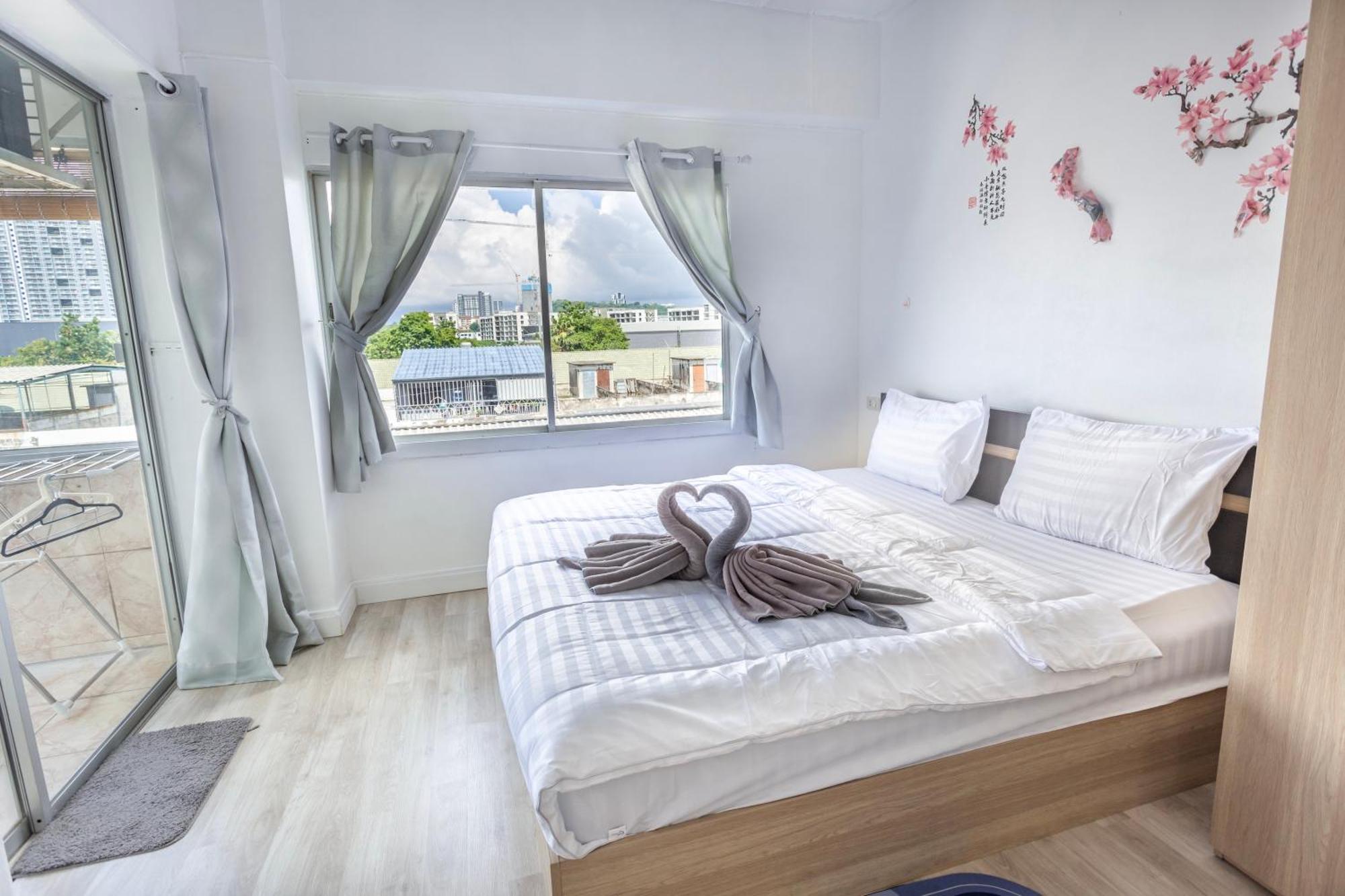 Hagone Condotel - Pool, Near & Steps To Weekend Market Pattaya