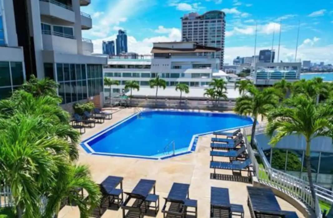 20fl Front Huge 1-bed Next To 5-star Pattaya