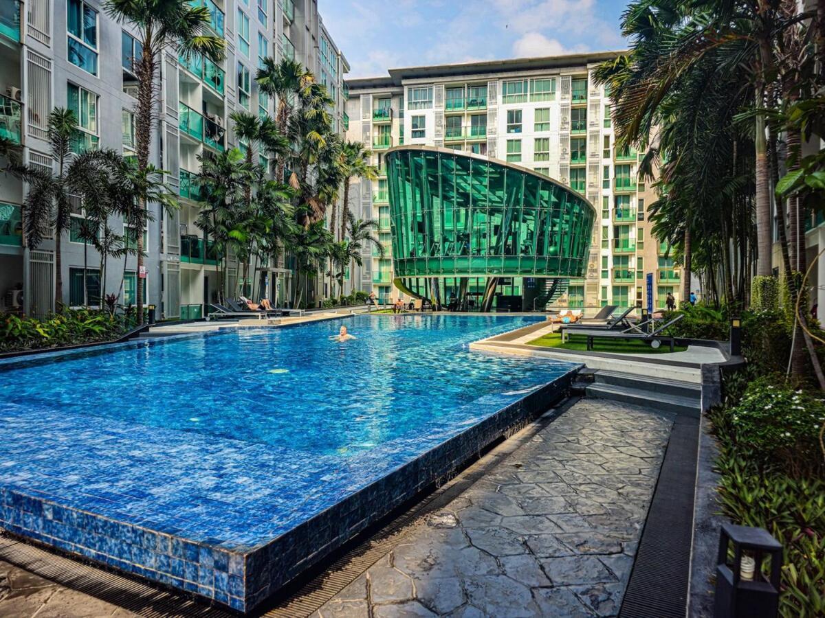 Amazing Pool View In Wifi Netflix