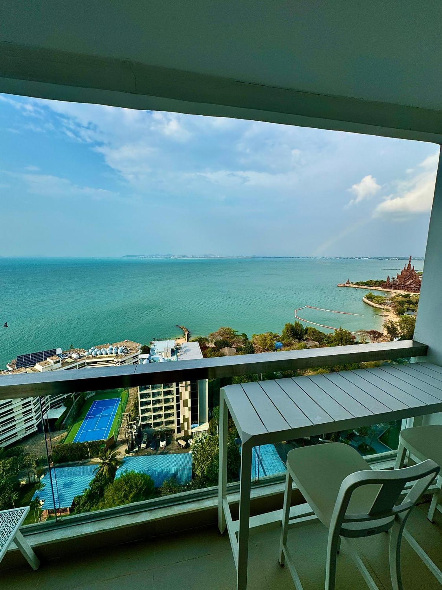 The Palm Wongamat ,world Class Luxury Seaview Condo, Private The Sanctuary Of Truth Apartment Pattaya