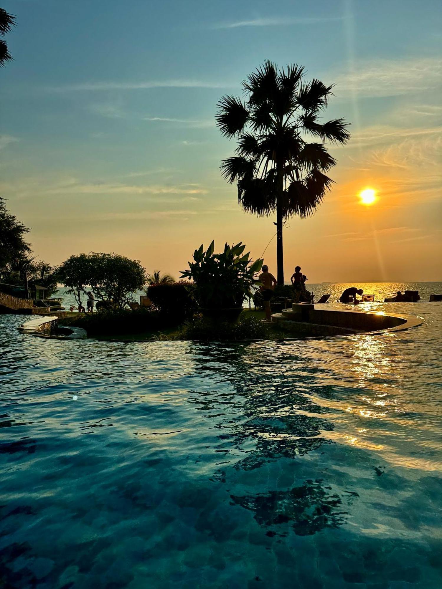 The Palm Wongamat ,world Class Luxury Seaview Condo, Private The Sanctuary Of Truth Apartment Pattaya