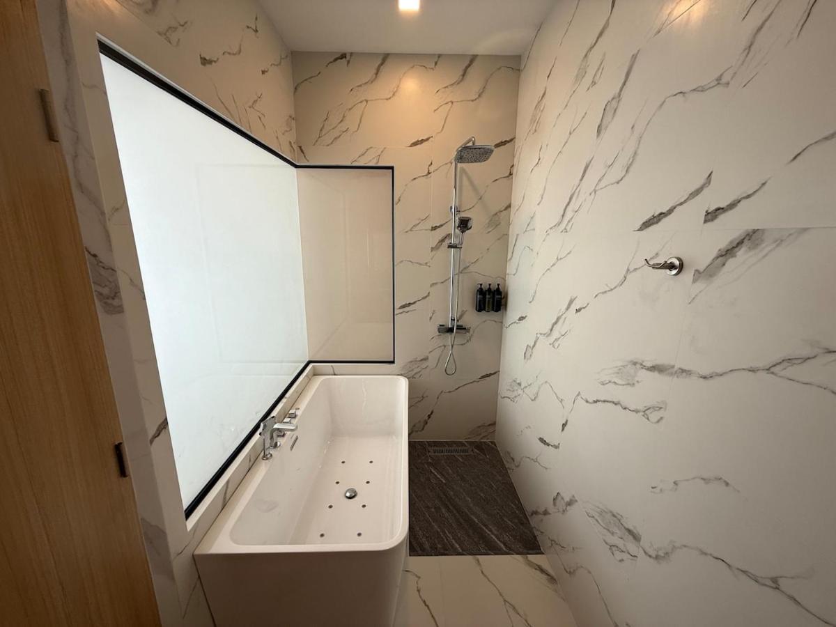 Unique Style 3 Bedroom With Mega Pool *