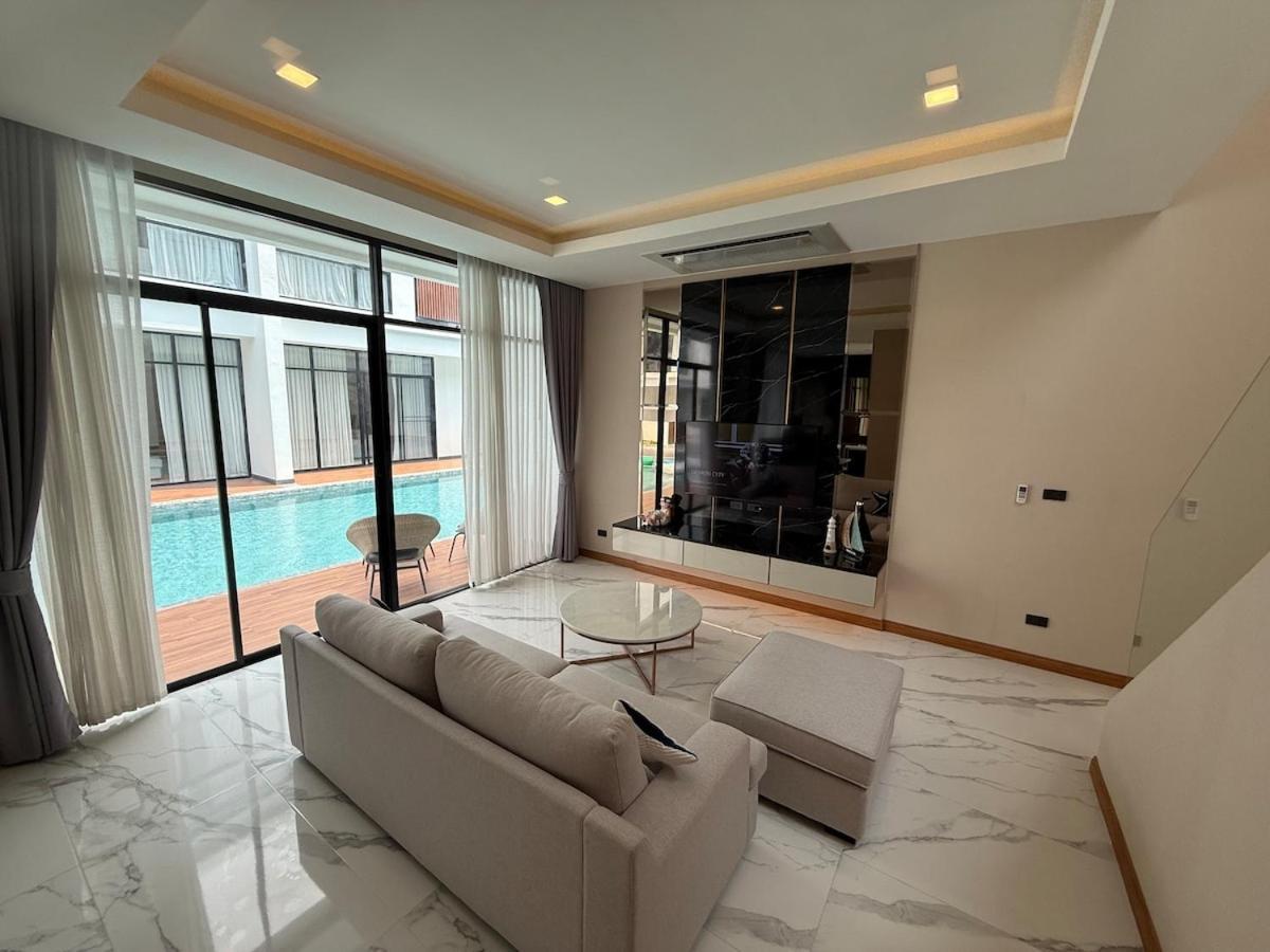 Unique Style 3 Bedroom With Mega Pool Pattaya