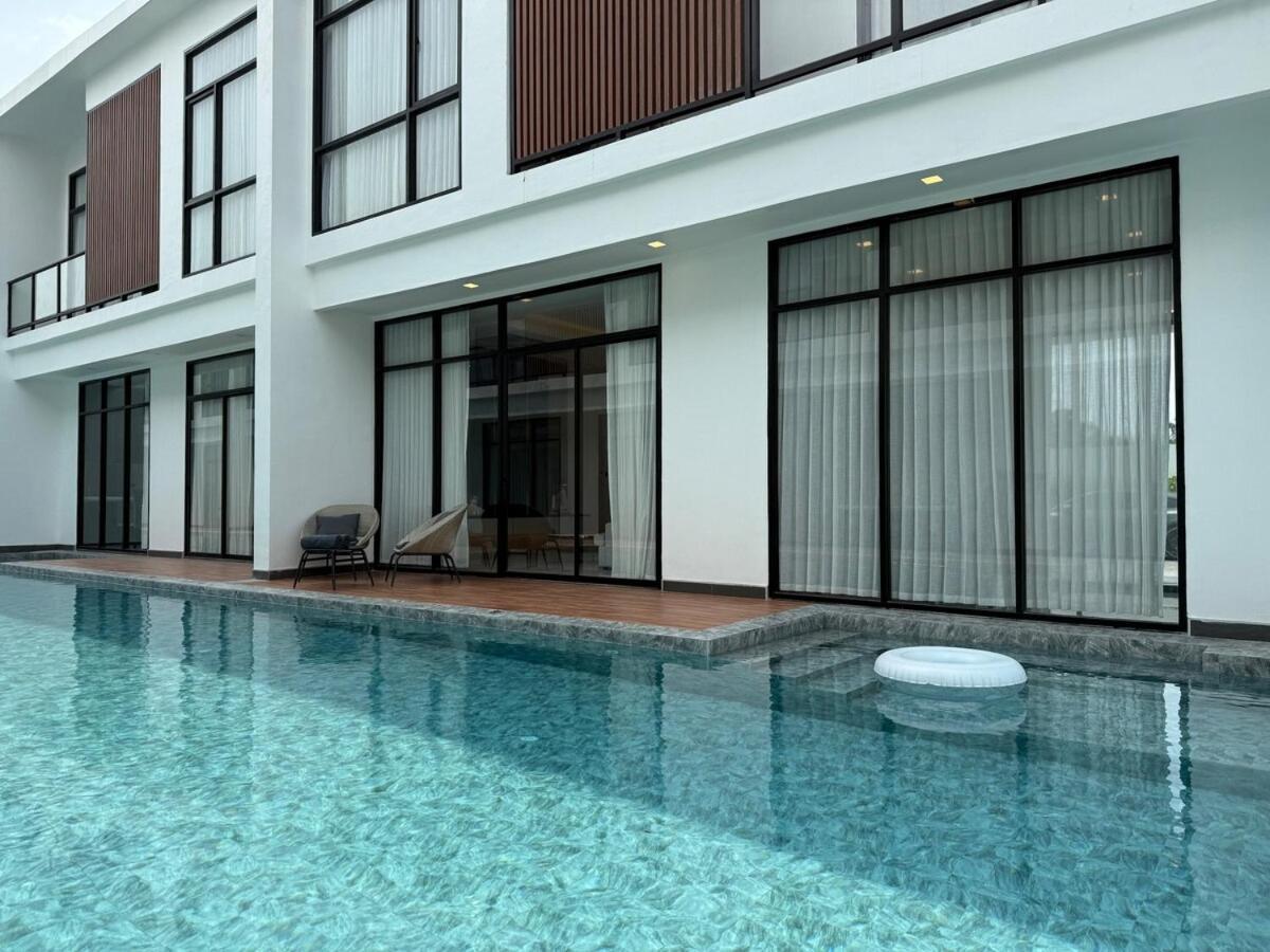 Unique Style 3 Bedroom With Mega Pool *