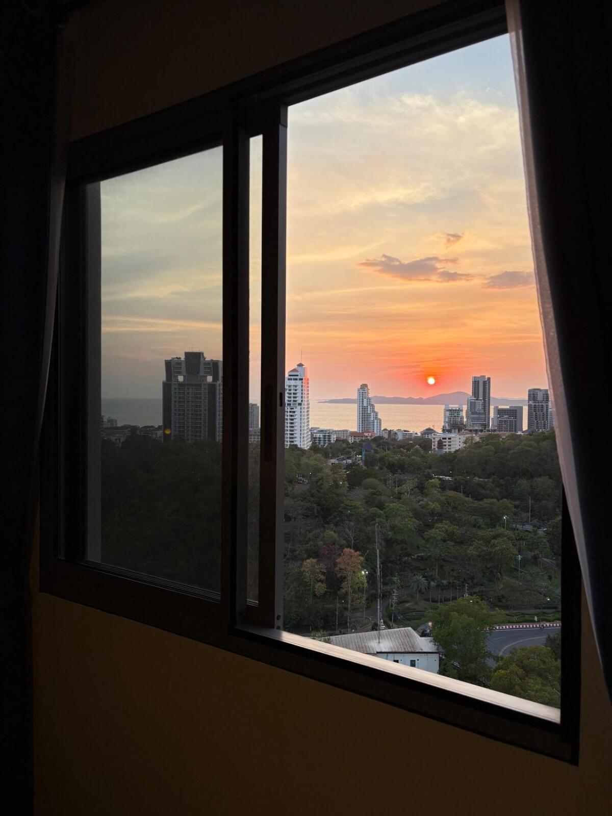 Unixx Sea View High Floor 1br Apartment