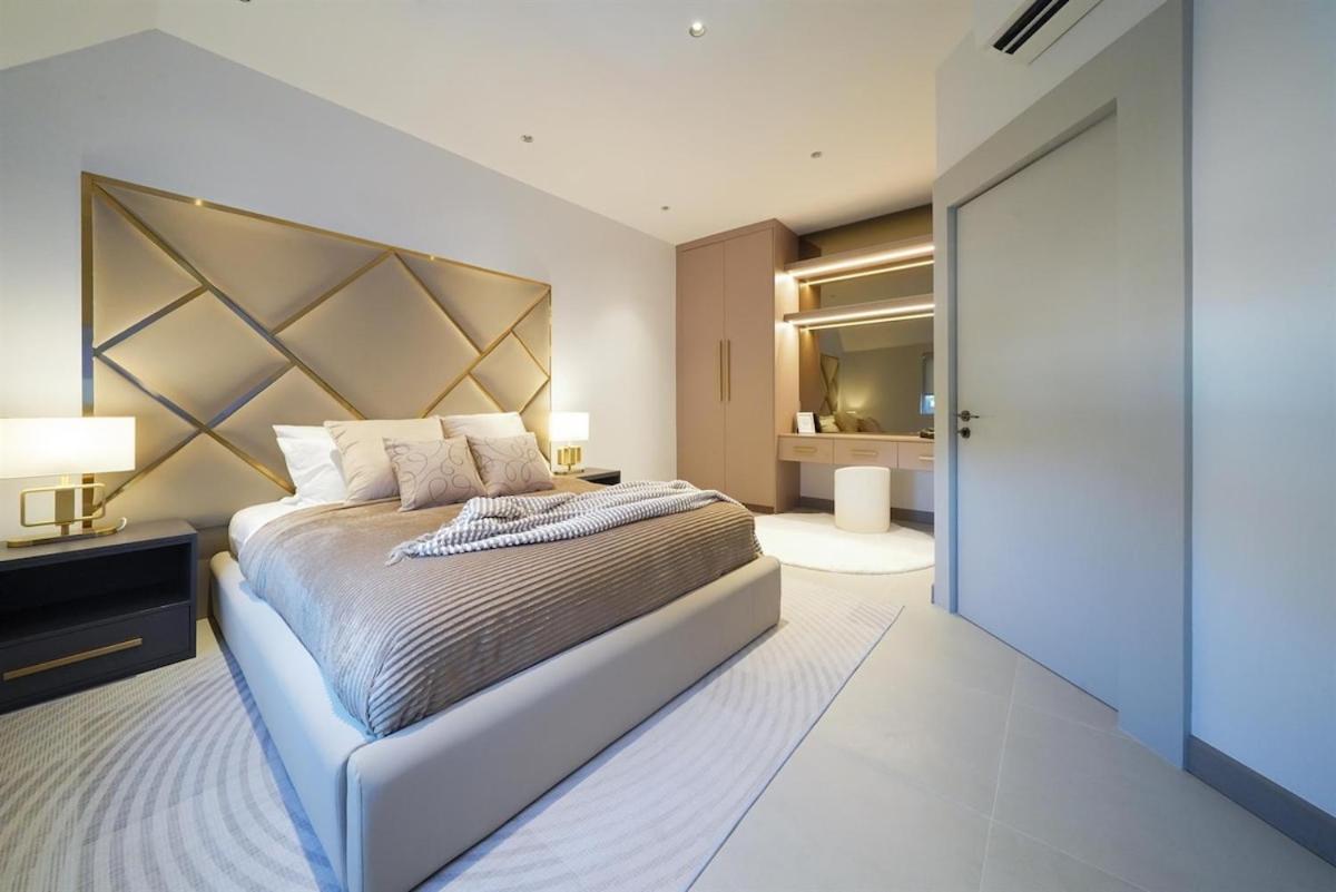New Luxury Dual Villas, 9 Total Bedrooms, 7 Bathrooms, Ktv, 3km To Walking Street & Villa Pattaya