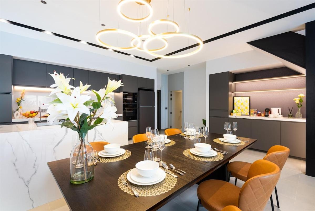 New Luxury Dual Villas, 9 Total Bedrooms, 7 Bathrooms, Ktv, 3km To Walking Street & Villa *