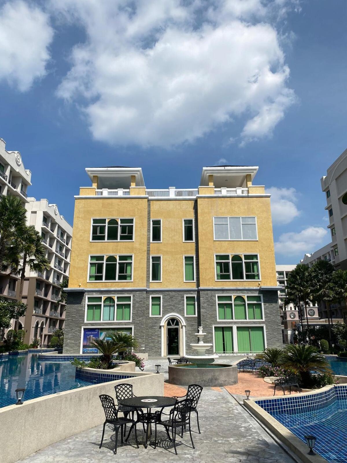 With Gorgeous Pool Apartment Pattaya