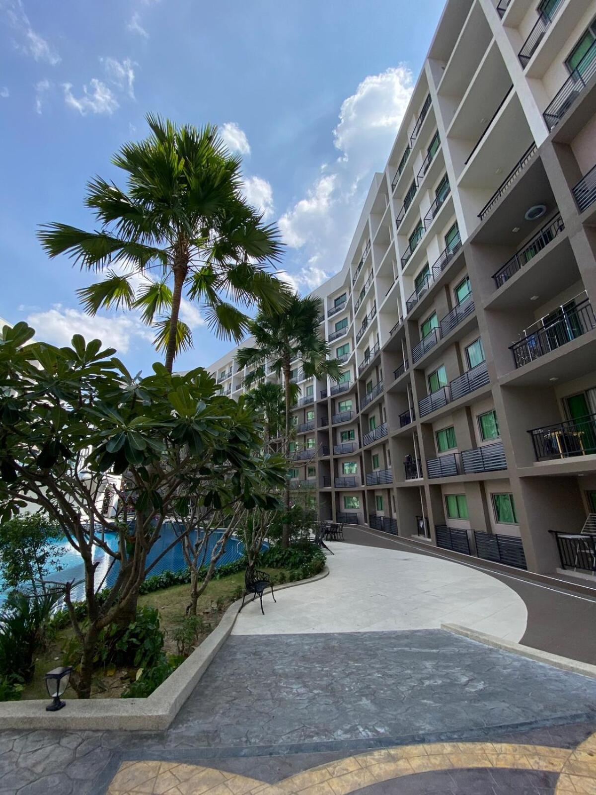 With Gorgeous Pool Apartment