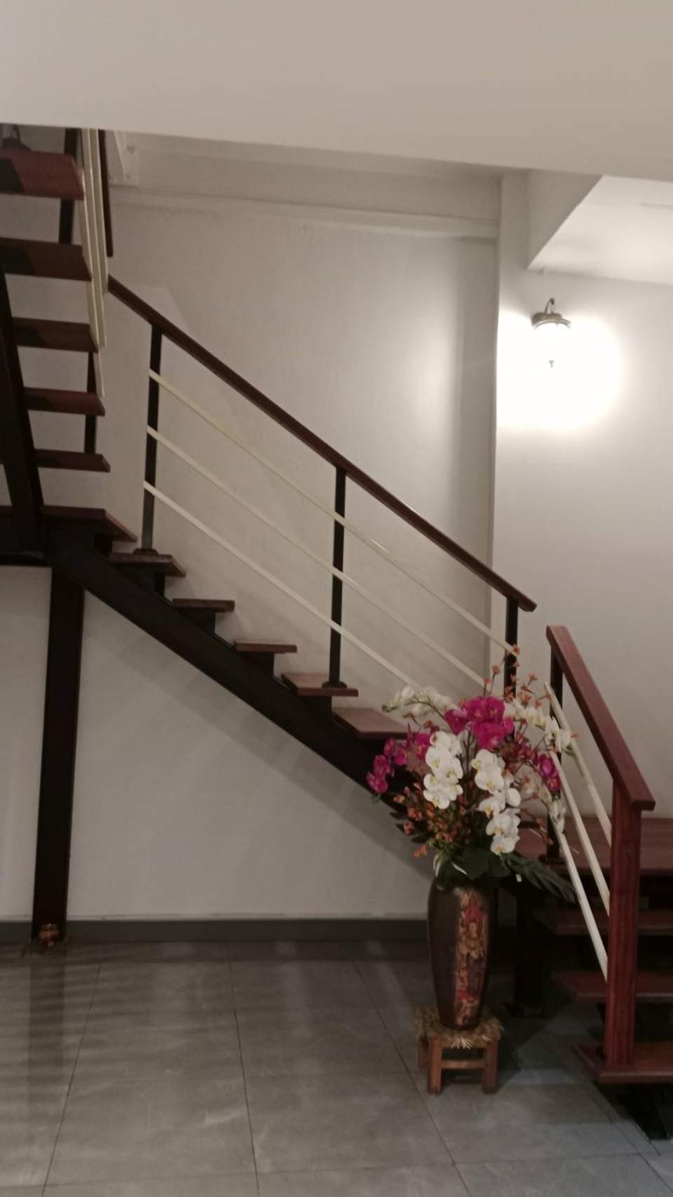 Montana Court Apartment *