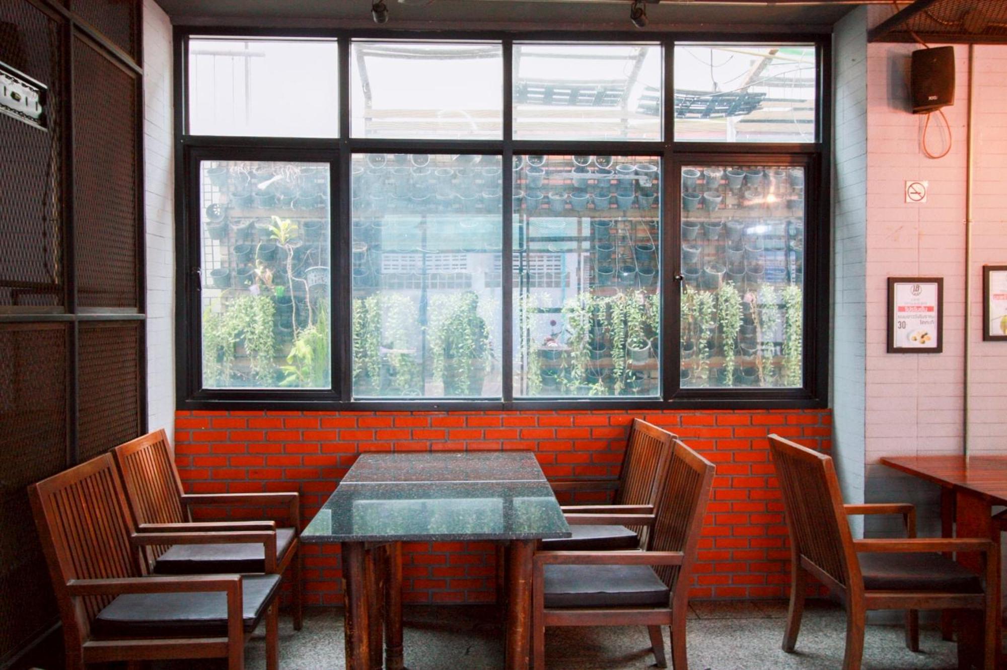 18 Coins Cafe&hostel Hotel 2*