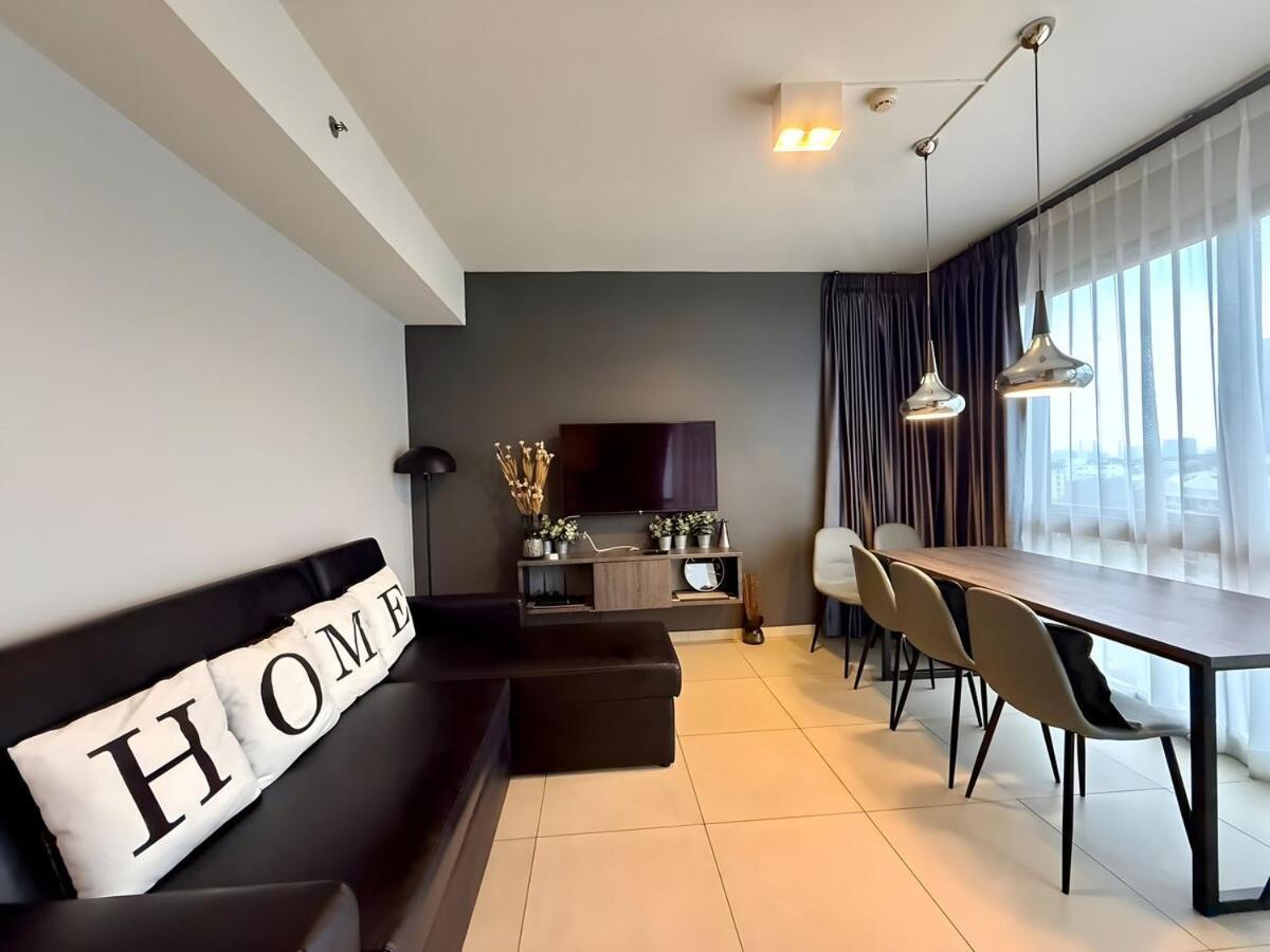 Spacious 2 Bedroom Corner Unit Near Walking Street *