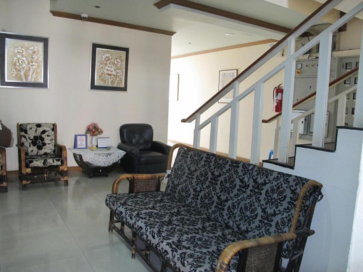 Hotel Rouge Service Apartments, Soi Buakhao