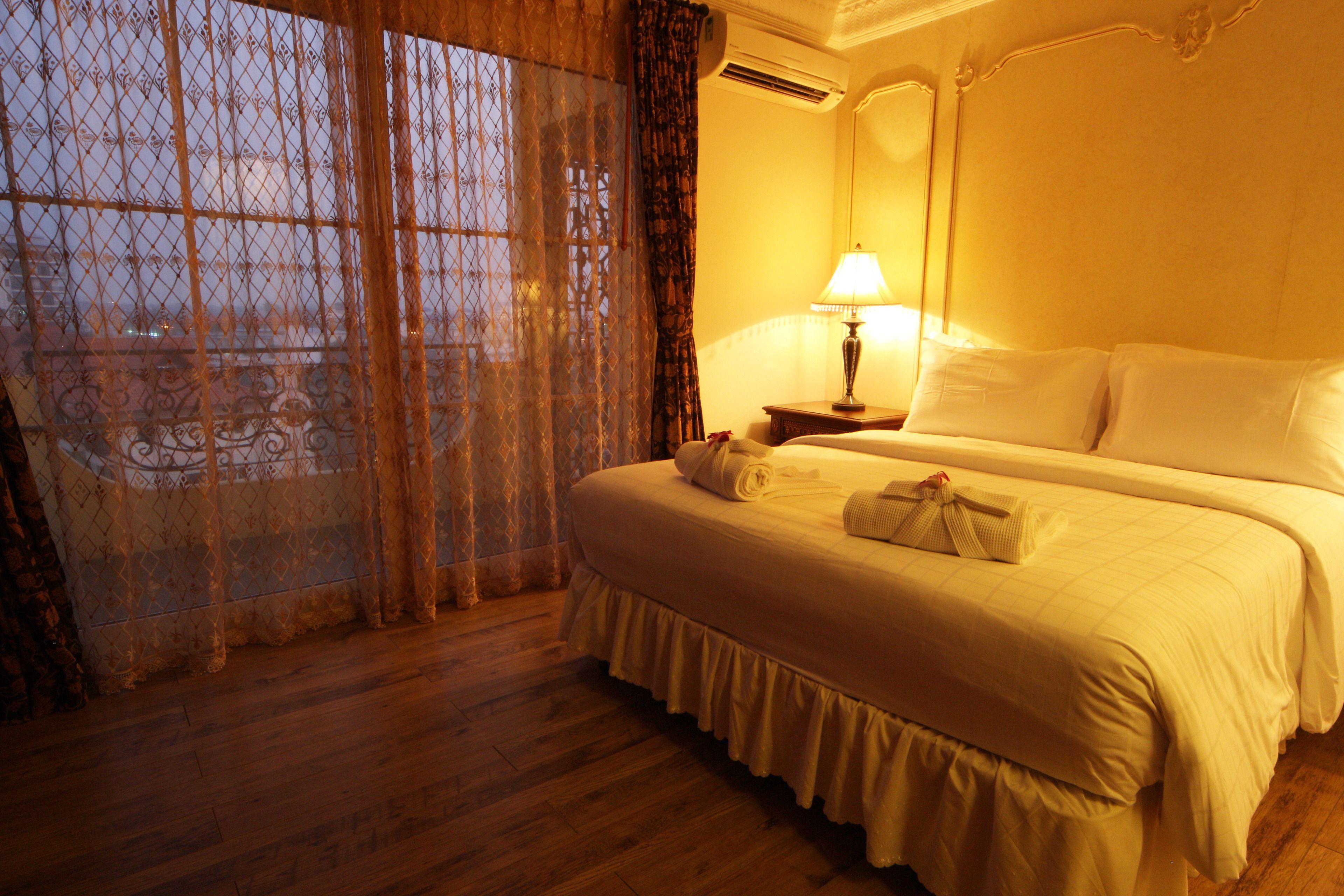 Four Seasons Place Hotel