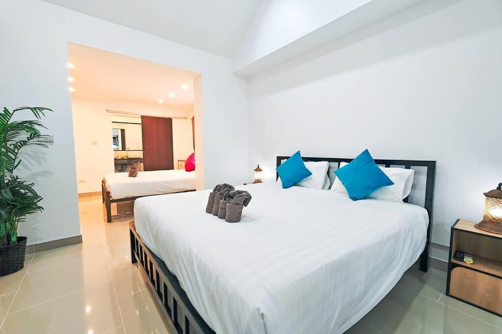 Luxury Pool Center C8 - 4 Bedroom Pattaya