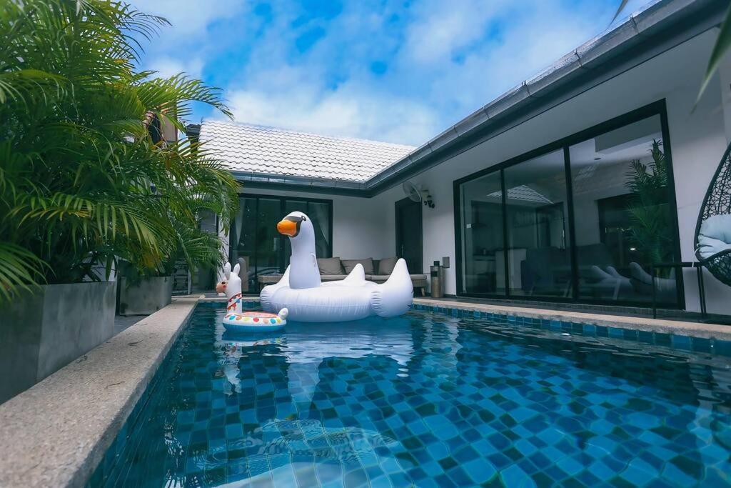 Luxury Pool Center C8 - 4 Bedroom Villa Pattaya