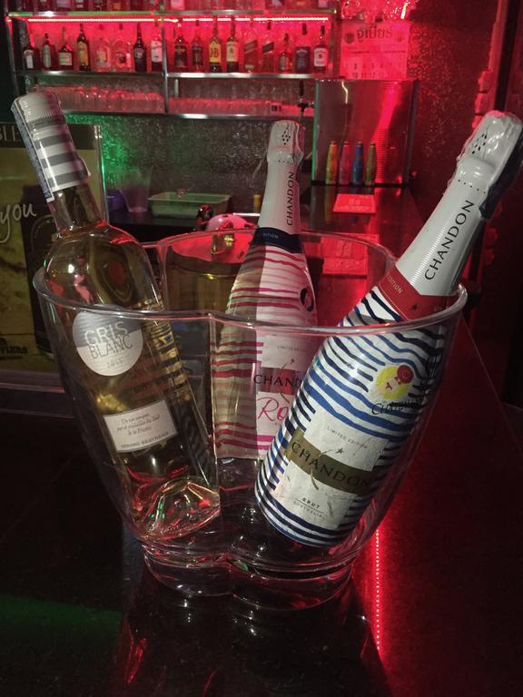 Shanghai Monna Bar Guest house