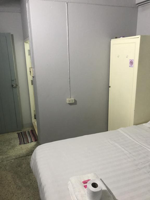 Rumah tetamu Scandalic Bar And 2*