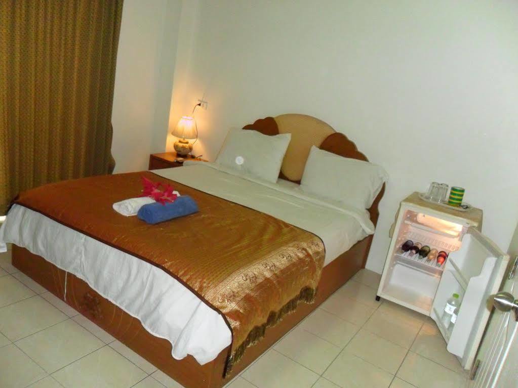 Malee Bar Aparthotel