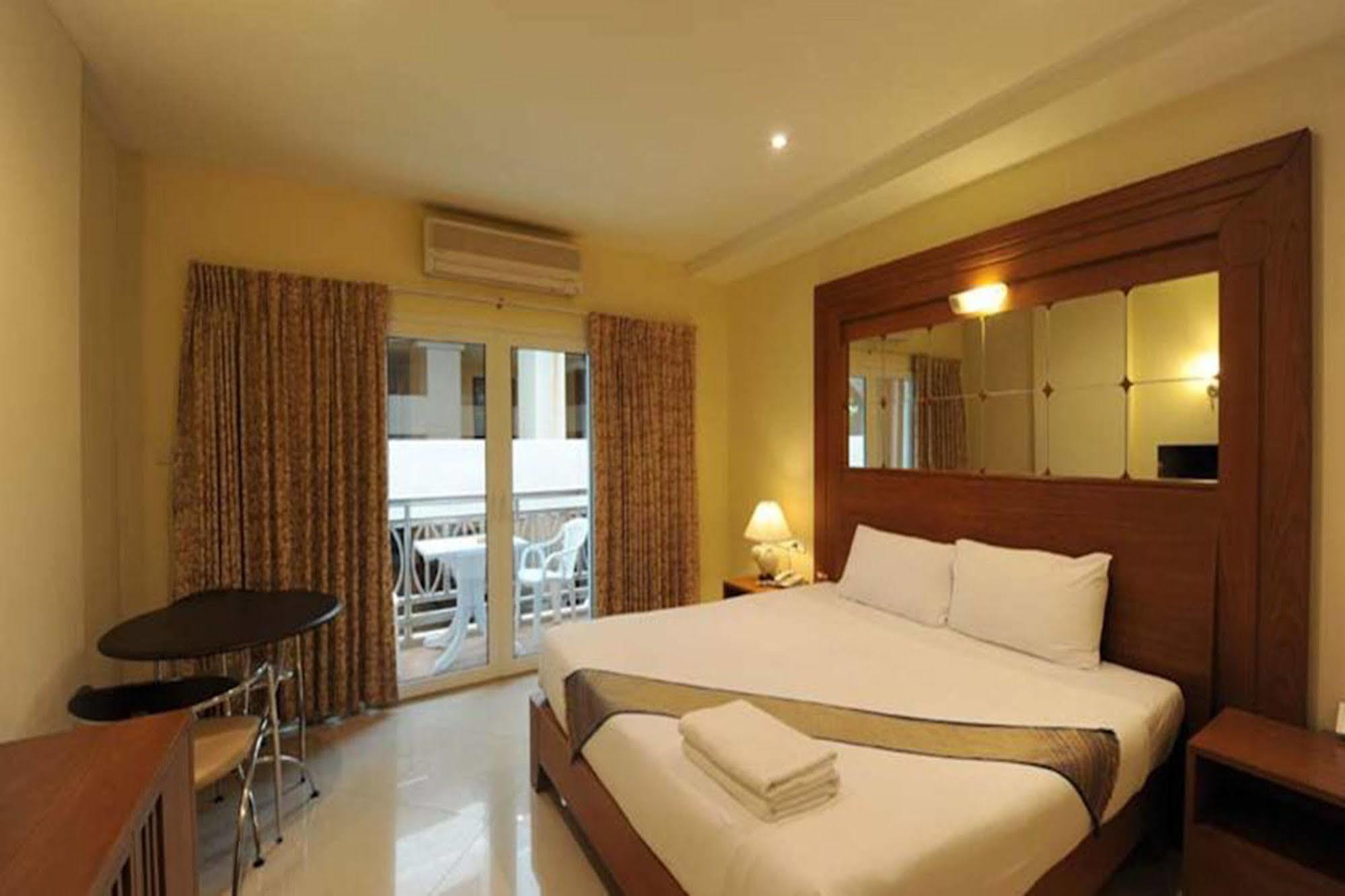 Whitehouse Condotel Pattaya