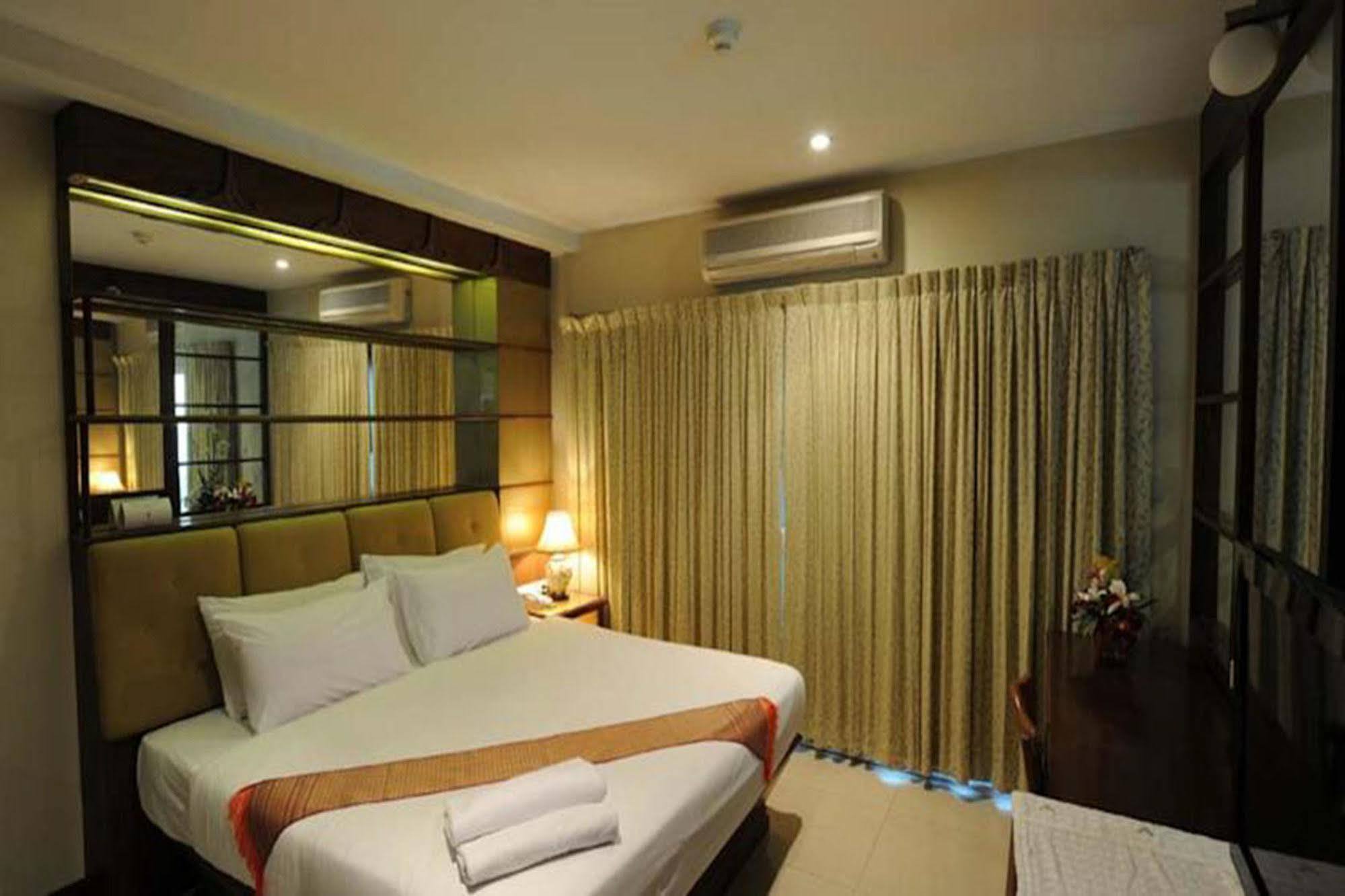 Whitehouse Condotel 3* Pattaya