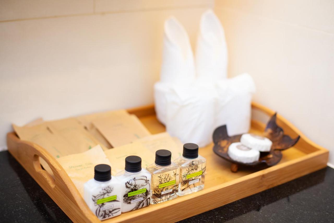 Resort Floral - Dolphin Circle