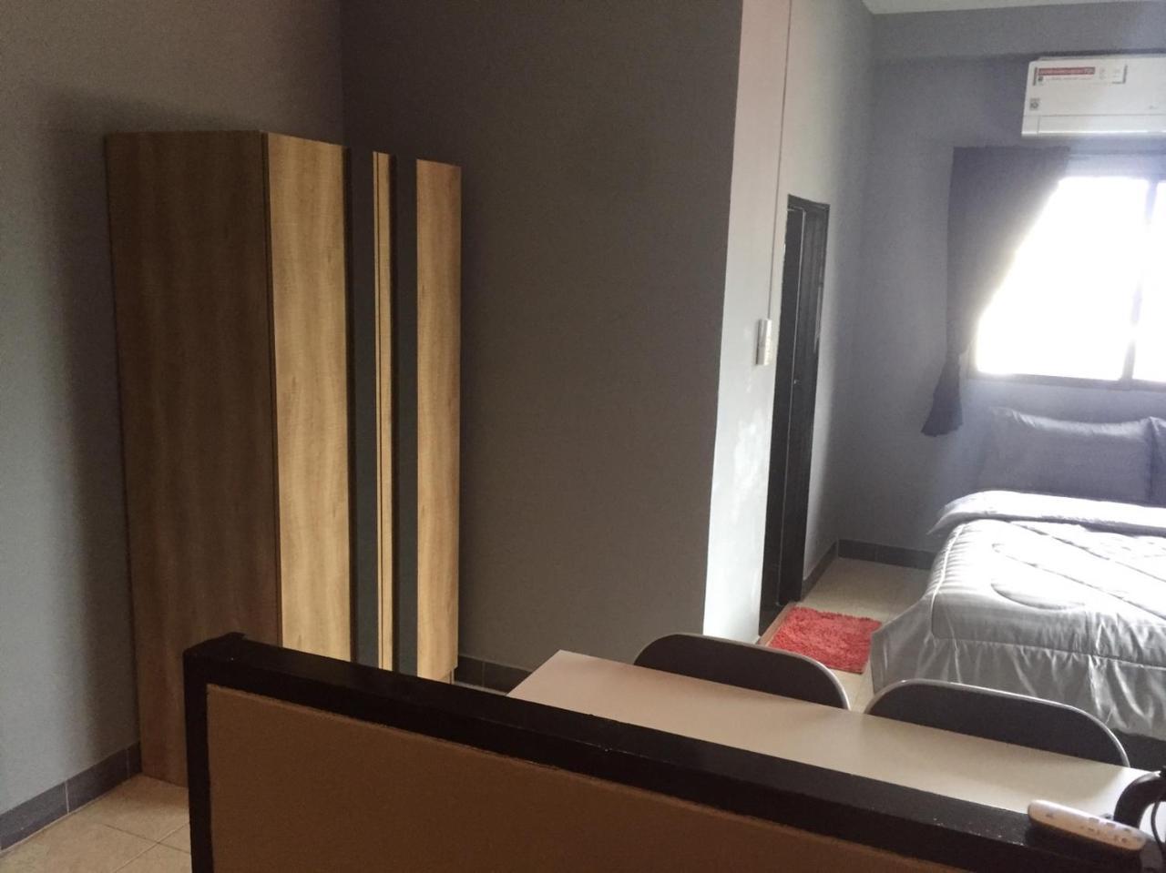 Shanghai Monna Bar Guest house *