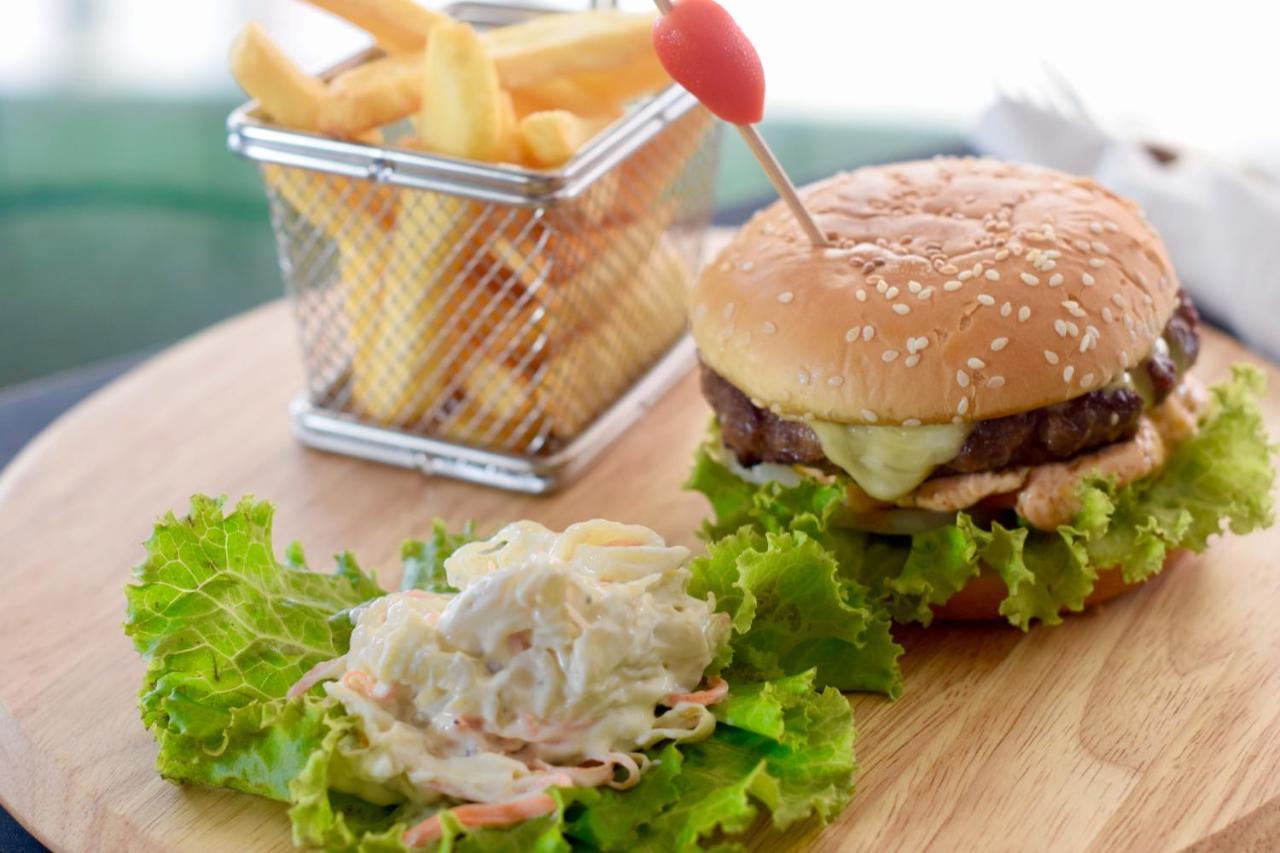Harrys Bar & Restaurant