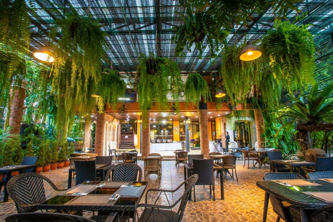 Floral - Dolphin Circle