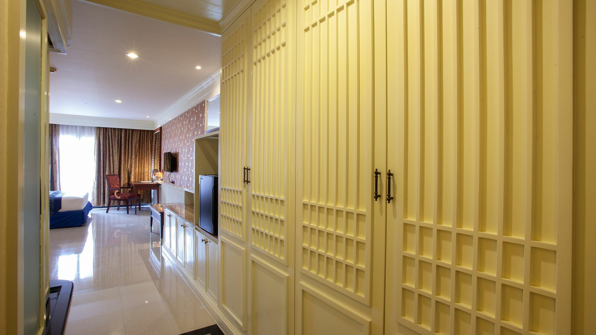 Floral - Dolphin Circle 4* Pattaya