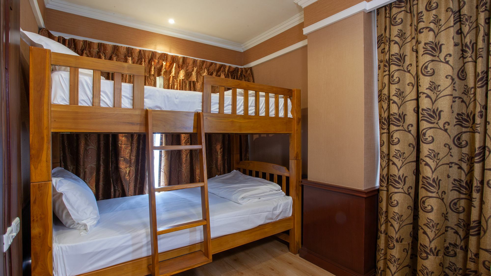 Floral - Dolphin Circle Resort Pattaya