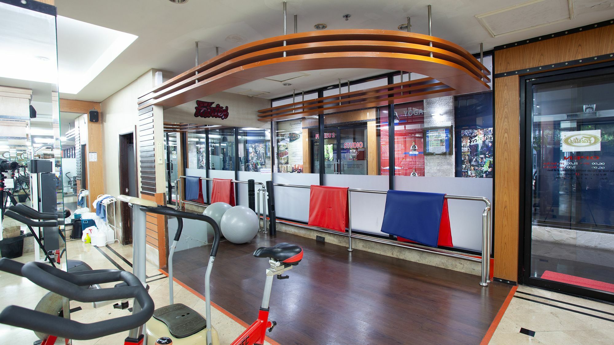 Floral - Dolphin Circle