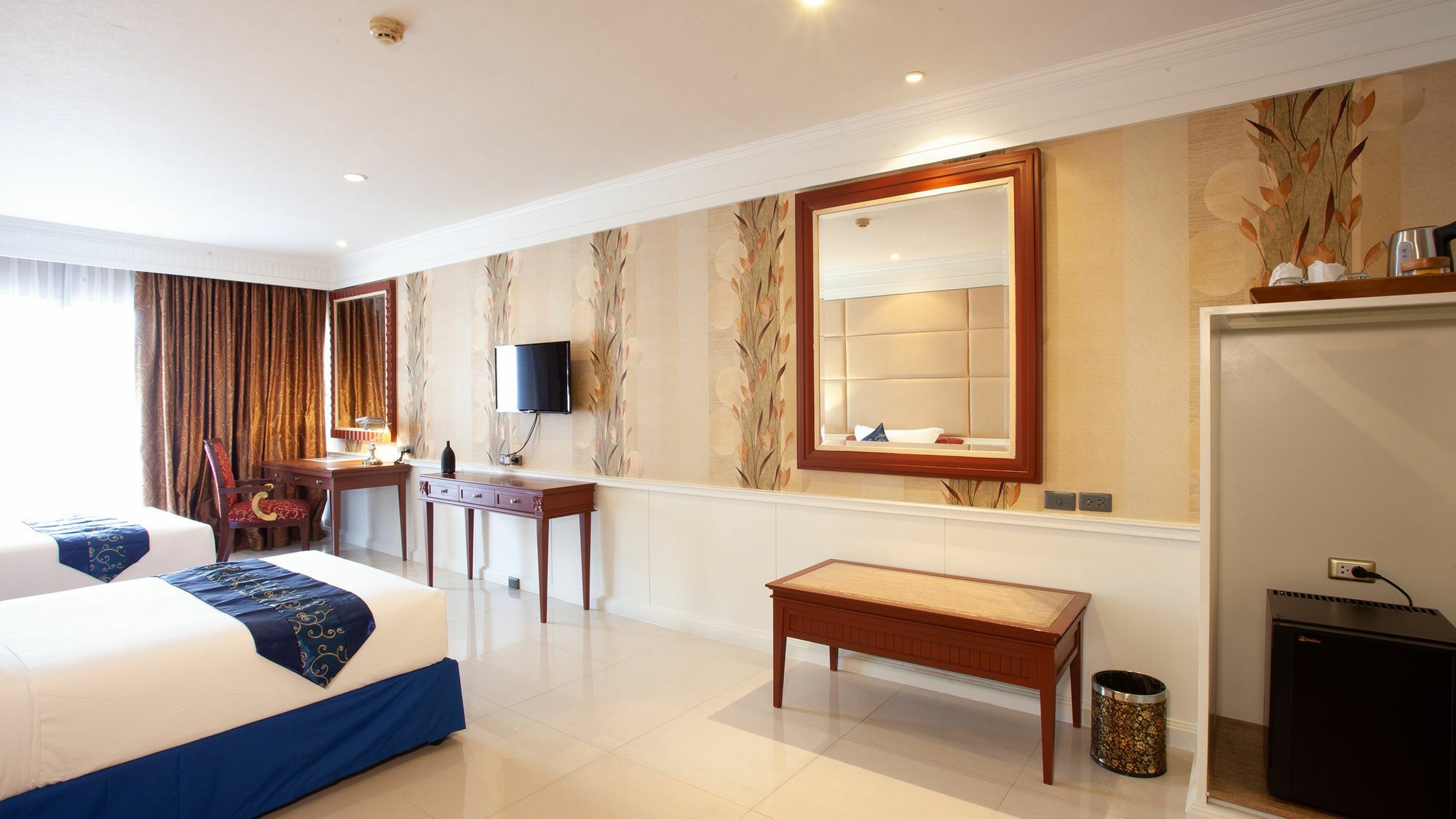 Resort Floral - Dolphin Circle