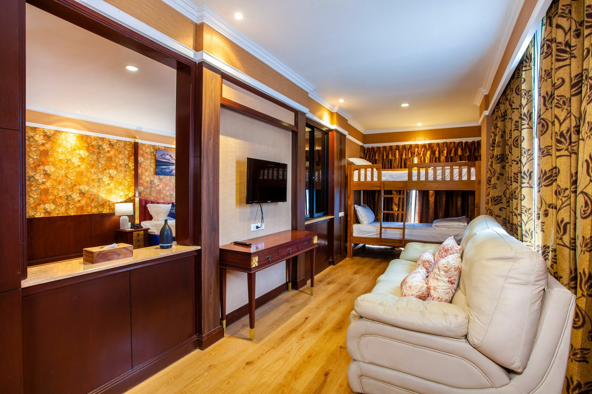 Resort Floral - Dolphin Circle