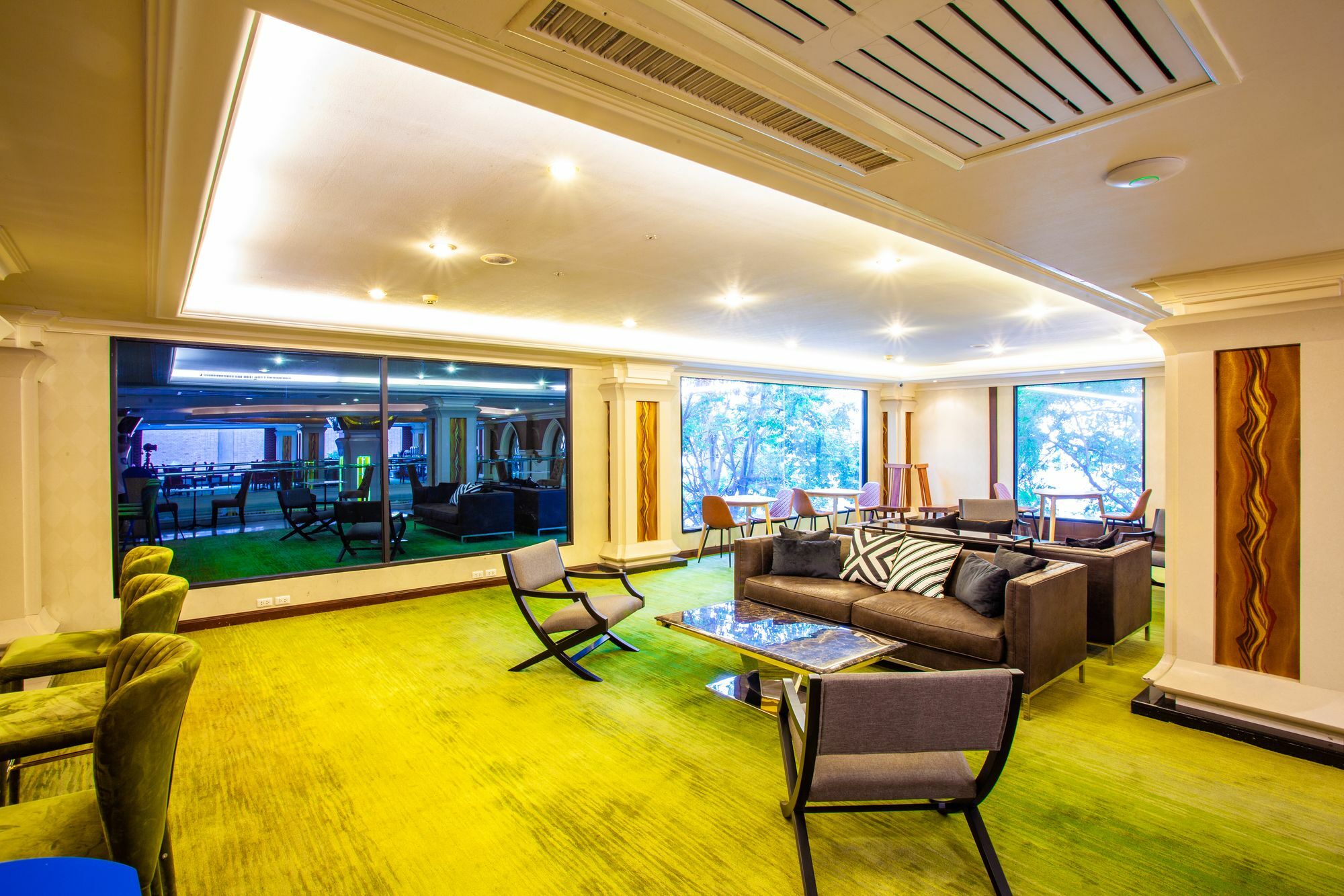 Floral - Dolphin Circle Pattaya