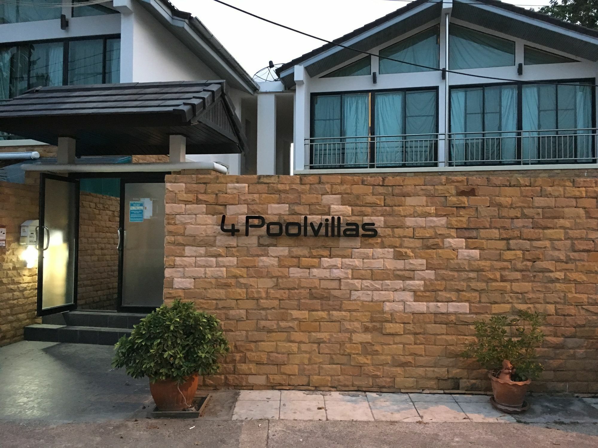 4poolvillas *