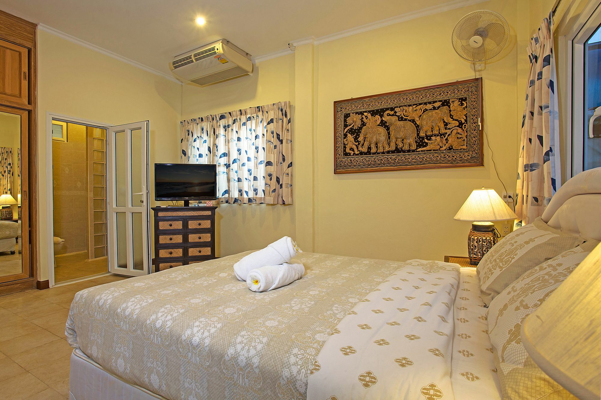 Villa Nai Mueang Far With - 4 Bedroom Pattaya