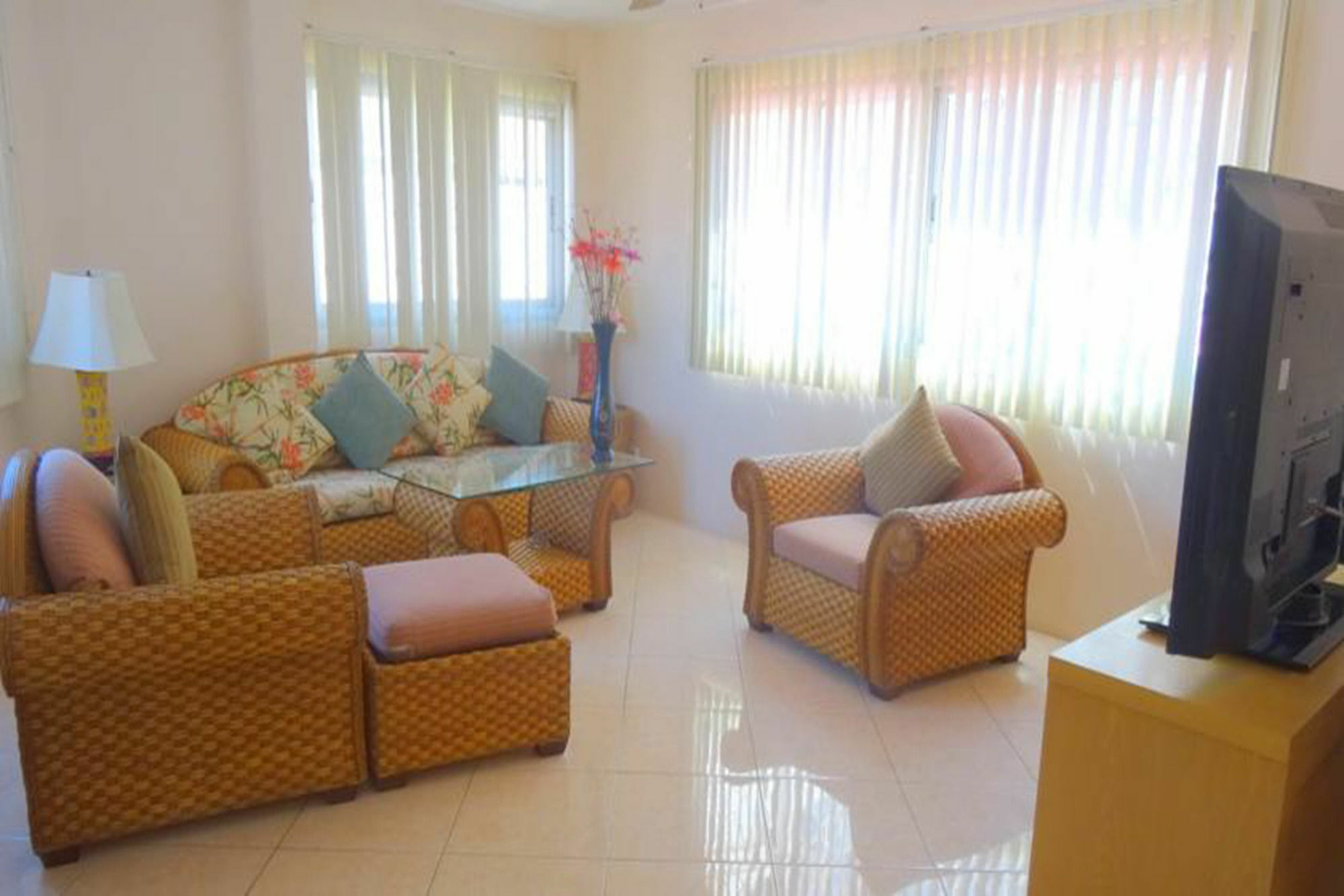 Butterfly Garden Boutique Residences Apts And Villas, A Lifestyle Destination Ex Lg 1-3 Bedroom Units , Full Kitchen, 2 Full Bathrooms, Rain Shower, Bath, Free Bbq, Free Fast Fiber Optic Wifi, Staff 24-7 Aparthotel