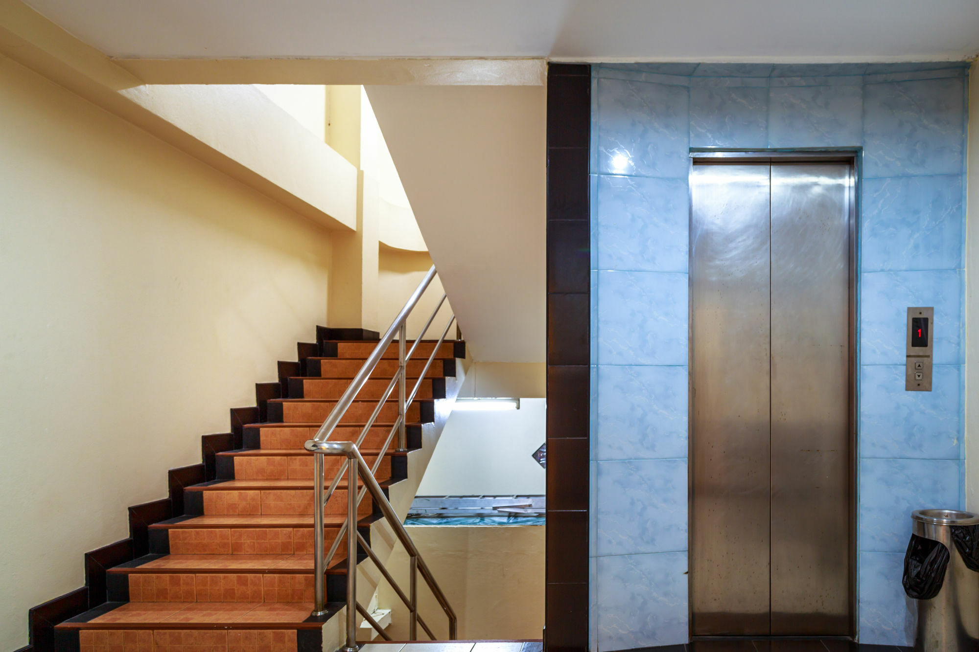 Harrys Bar & Restaurant Hotel