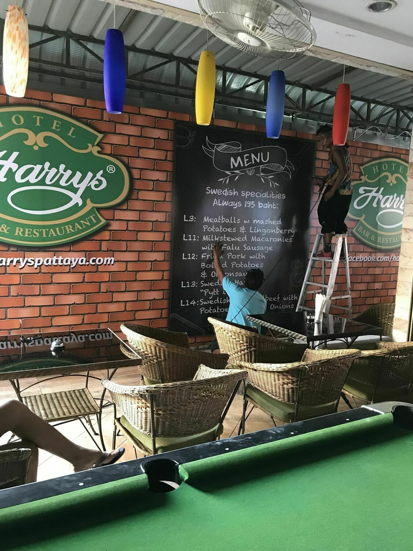 Harrys Bar & Restaurant